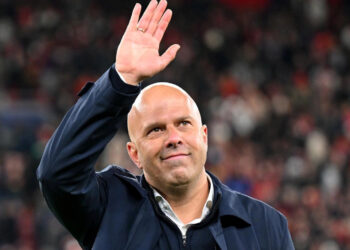 Arne Slot: «Creo que el mejor equipo en Europa sigue siendo el Real Madrid»